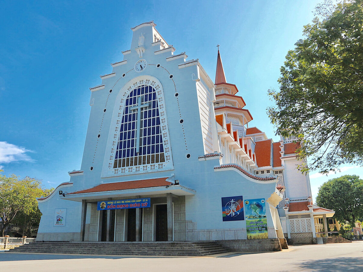 Tọa lạc tại số 142 Nguyễn Huệ, nhà thờ Dòng Chúa Cứu Thế được bao bọc giữa hai hàng cây xanh mát, hiện lên nổi bật với nét kiến trúc đầy ấn tượng.