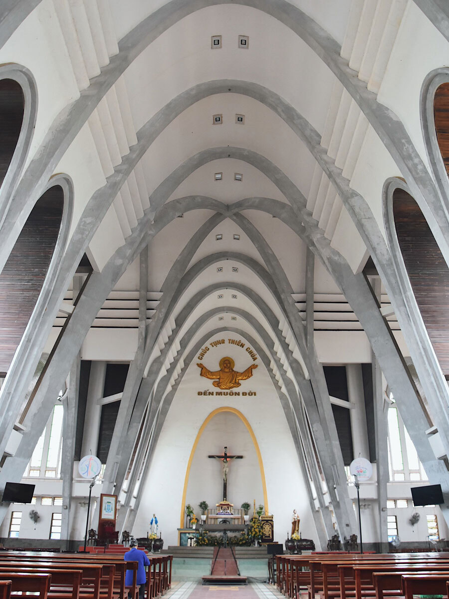 Lòng nhà thờ rộng, có thể chứa được khoảng 2.500 người đến dự lễ. Có hai dãy cửa gương màu nằm ở phần trên bên trong lòng nhà thờ để cung cấp ánh sáng. Ảnh: Journeys in Hue.
