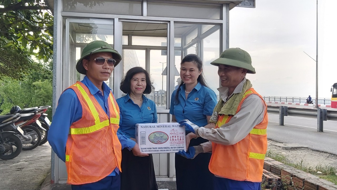 Công đoàn ngành GTVT tặng nước khoáng giải nhiệt cho công nhân Công ty CP Cầu phà Quảng Ninh.