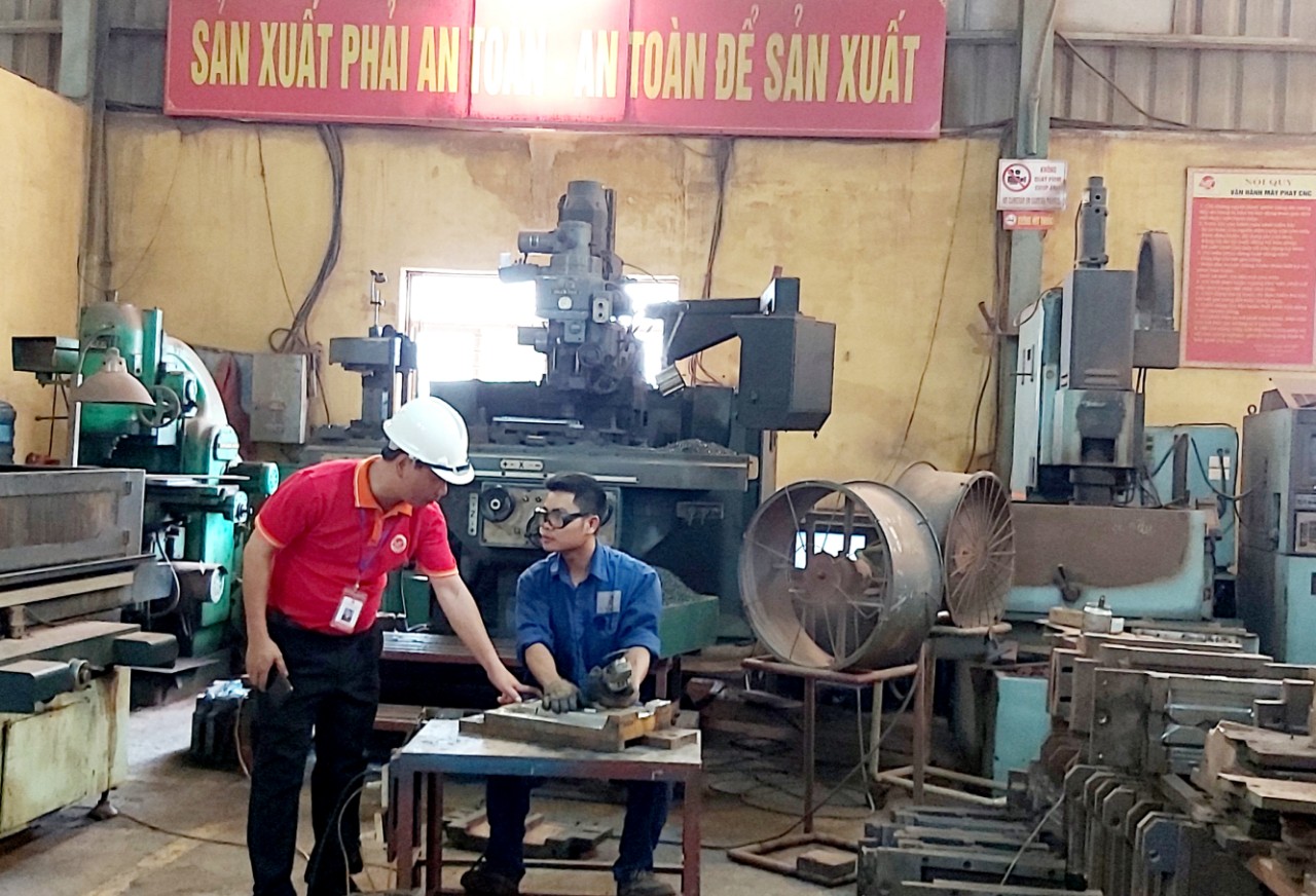 Công ty CP gạch ngói Đất Việt tăng cường bổ sung chế độ dinh dưỡng giúp công nhân đảm bảo thể lực làm việc.