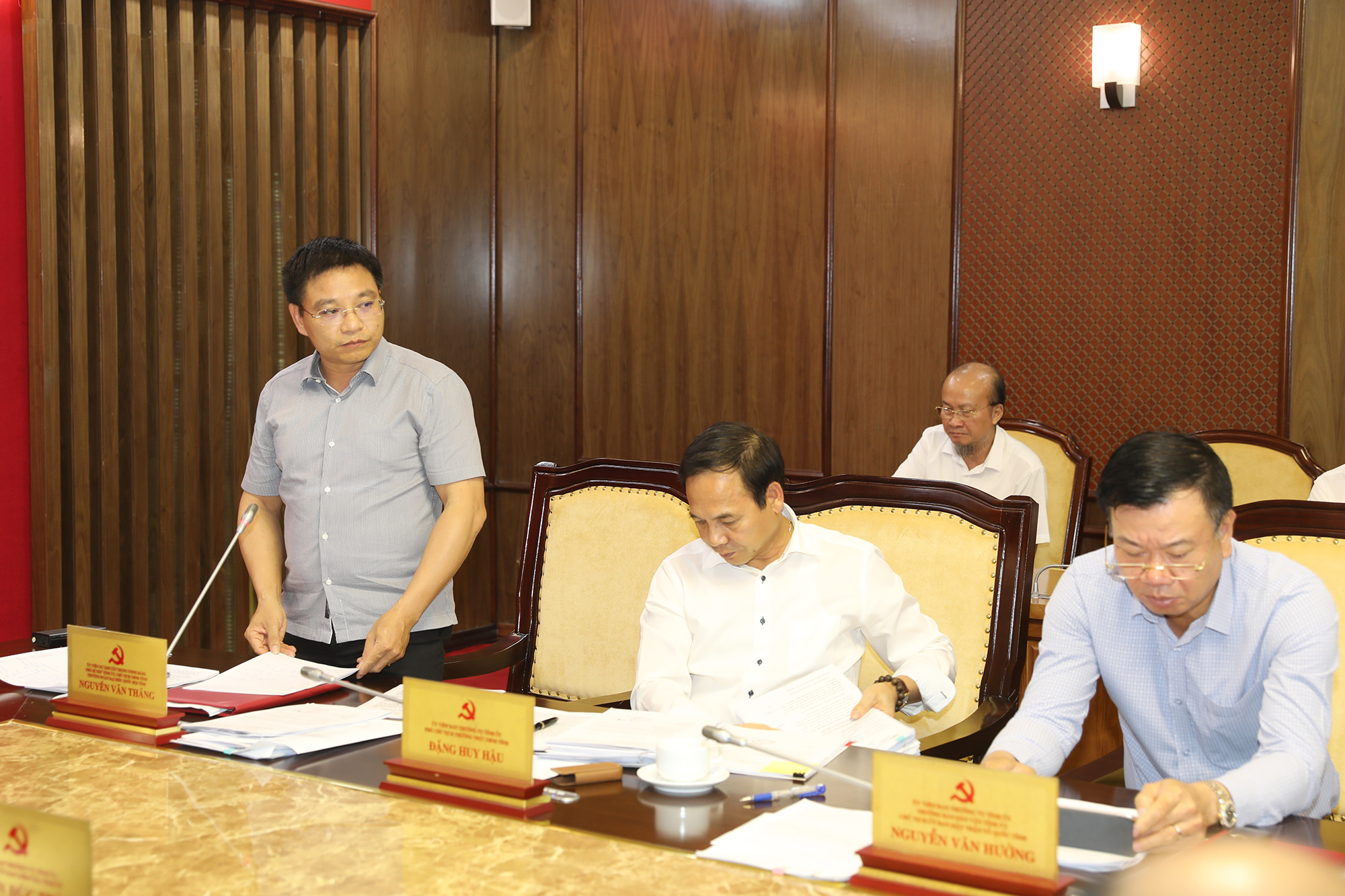Đồng chí Nguyễn Văn Thắng, Phó Bí thư Tỉnh ủy, Chủ tịch UBND tỉnh phát biểu tại cuộc họp.