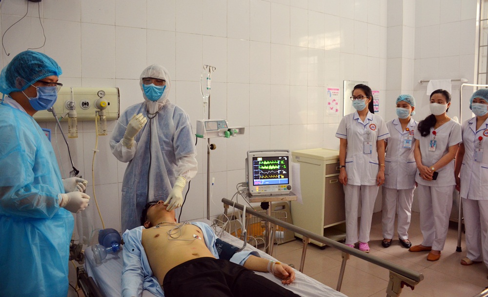 Bác sĩ Phạm Hữu Giang (thứ 2, từ trái sang) tập huấn trường hợp giả định có bệnh nhân mắc Coví-19 cho các đồng nghiệp trong đơn vị, Tháng 3/2020.