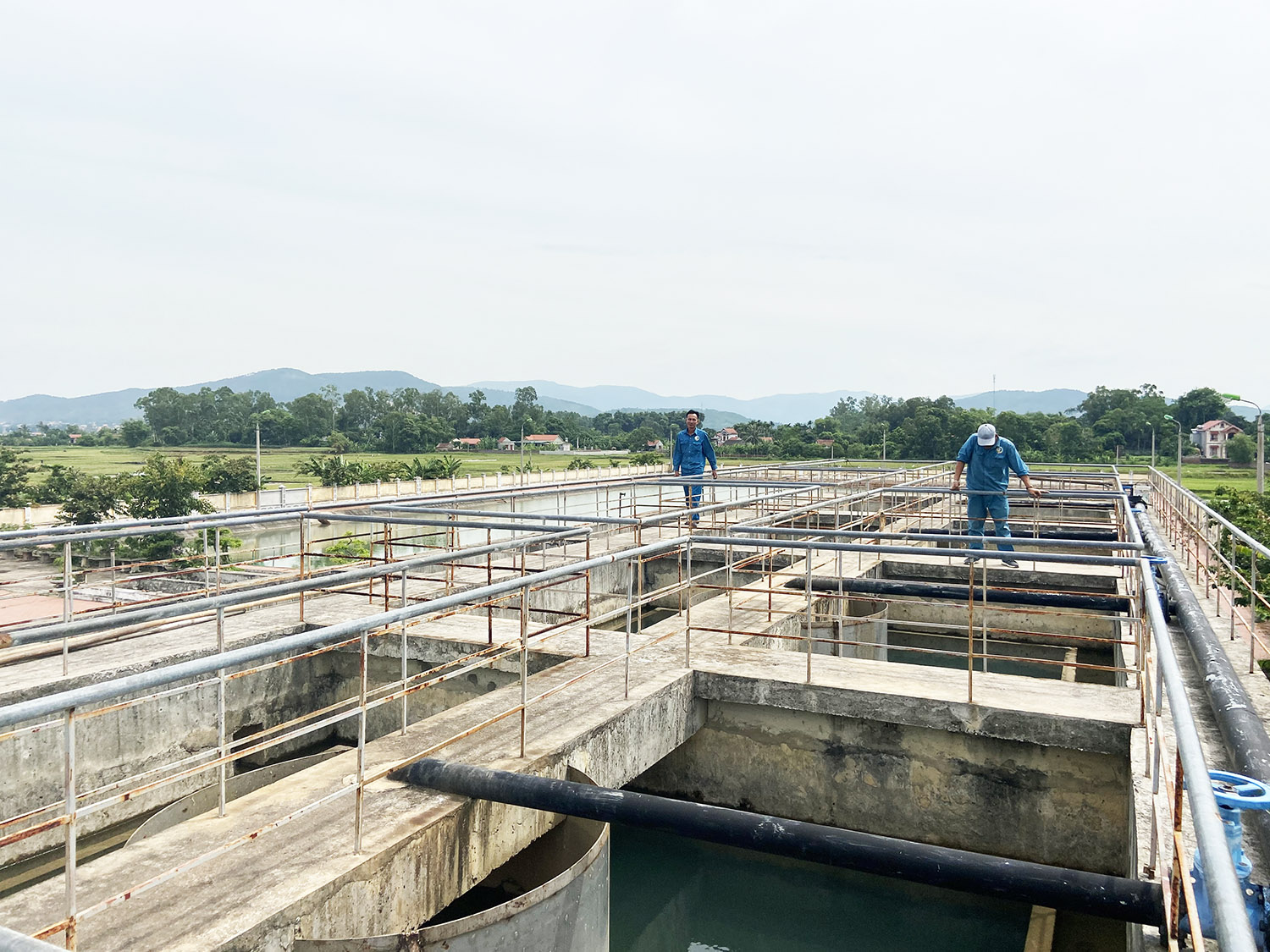 Nhaan viên Nhà máy nước sạch tại xã Hiệp Hòa (TX Quảng Yên) thường xuyên kiểm tra vận hành bể phản ứng.