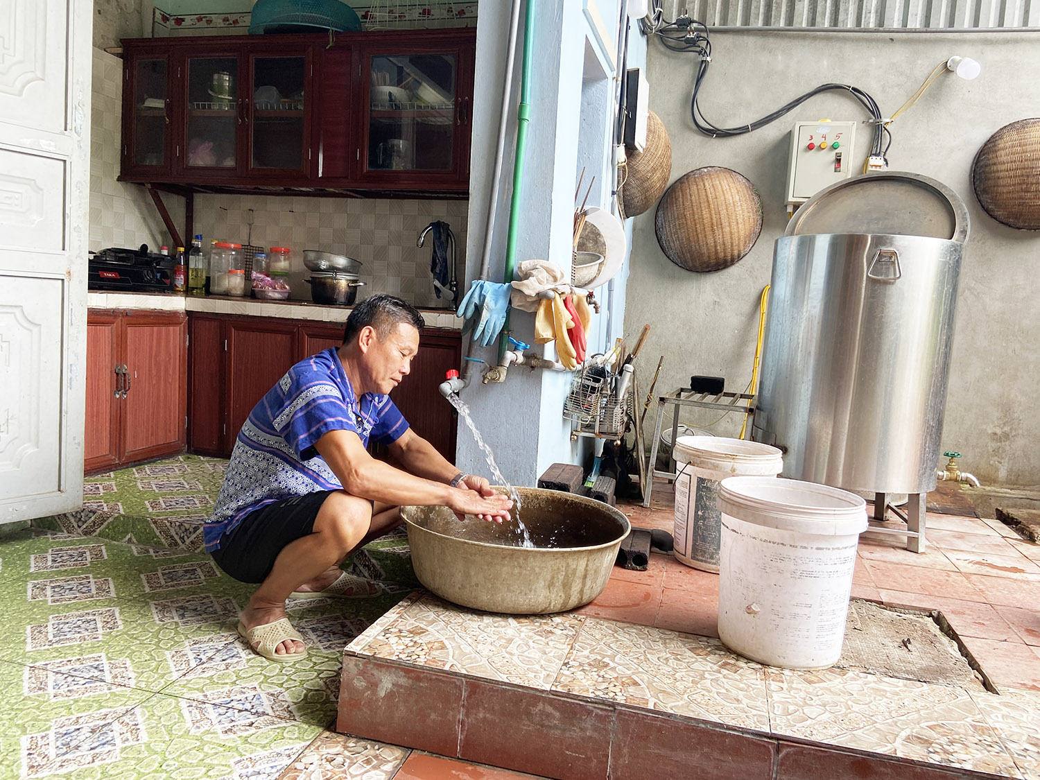 Gia đình anh Đinh Đức Hạnh,  xã Hiệp Hòa (TX Quảng Yên) rất phấn khởi từ khi được sử dụng nước sạch. 