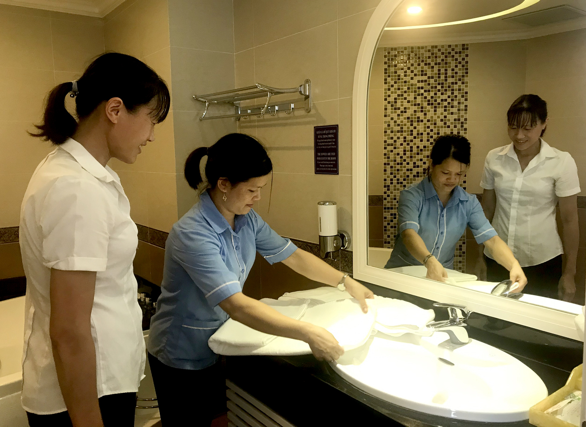 Nhân viên khách sạn Newstar Hạ Long (phường Bãi Cháy, TP Hạ Long) được hướng dẫn, đào tạo bài bản để mang đến chất lượng dịch vụ cao nhất cho du khách. 