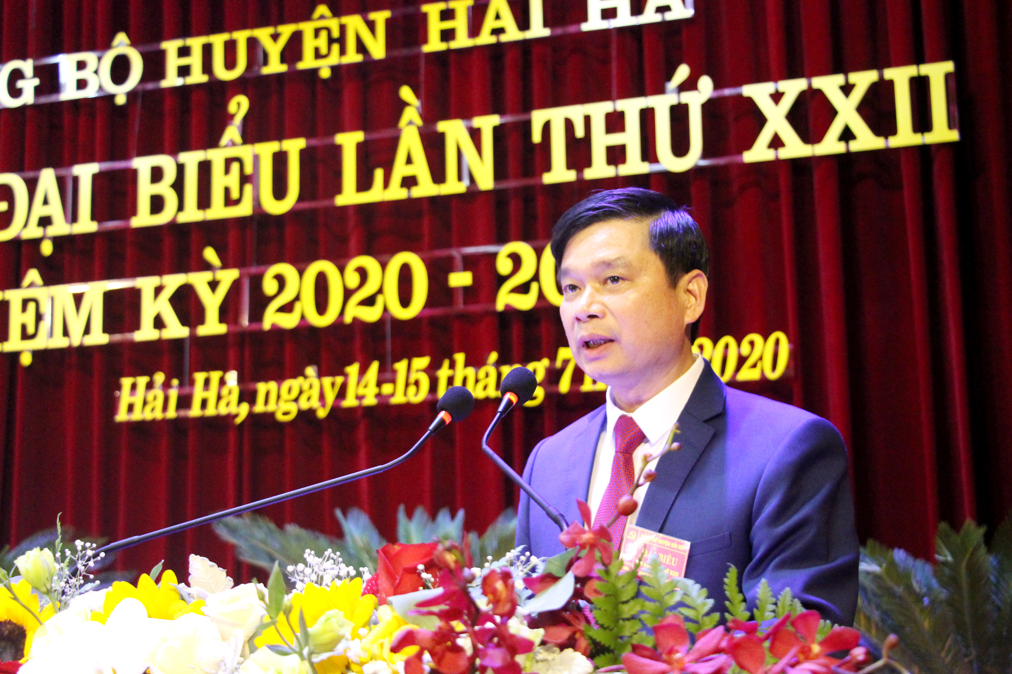 Đồng chí Phạm Xuân Đài, Bí thư Huyện ủy Hải Hà, trình bày báo cáo chinh trị tại đại hội.