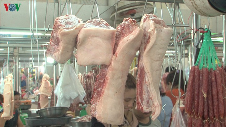 Giá thịt lợn bán lẻ vẫn tăng trong lúc nhập khẩu lợn sống từ Thái Lan.