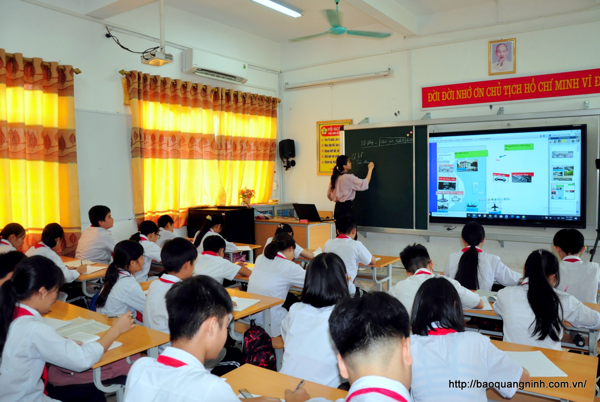 Cô và trò Trường THCS thị trấn Bình Liêu gấp rút ôn tập kiến thức để chuẩn bị cho kỳ thi.