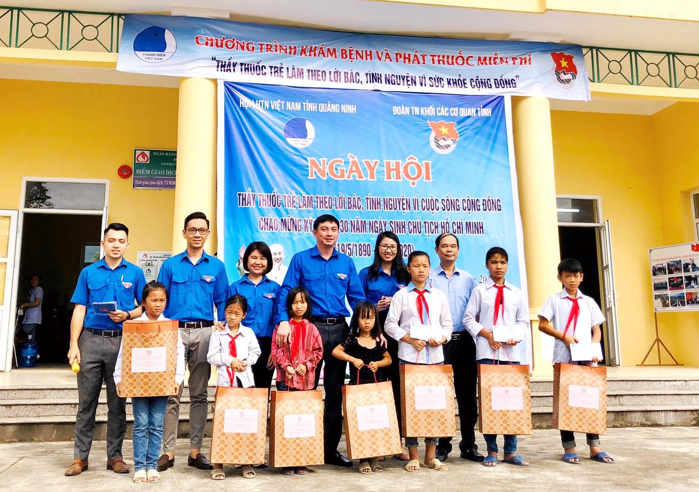 Đoàn thanh niên khối các cơ quan tỉnh trao quà đỡ đầu cho học sinh có hoàn cảnh khó khăn tại xã Quảng Đức, huyện Hải Hà