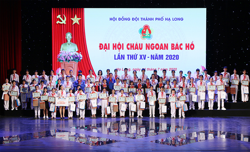 Các đồng chí lãnh đạo trao Giấy chứng nhận Cháu ngoan Bác Hồ cho 118 học sinh tiêu biểu toàn thành phố.