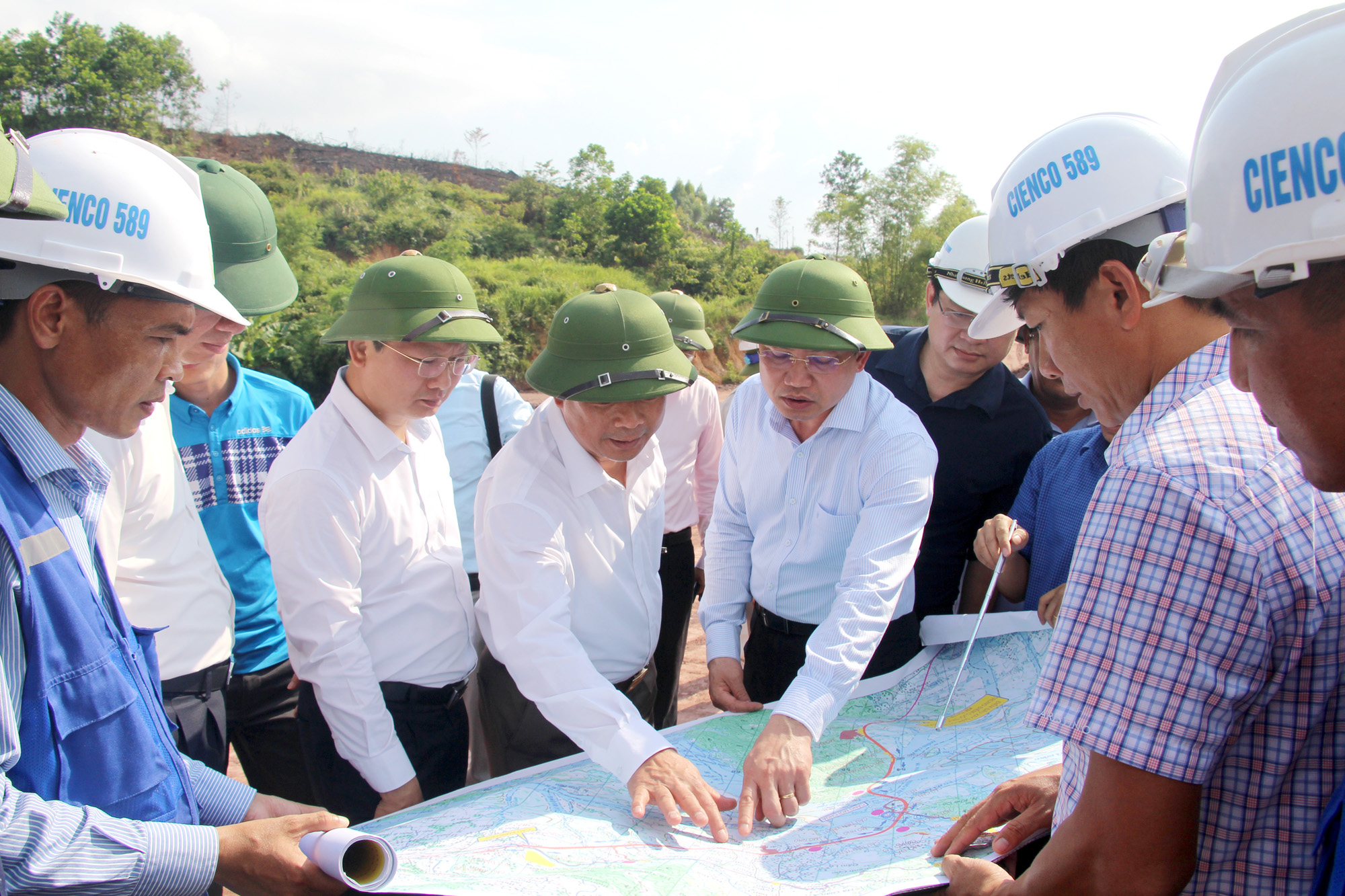 Đồng chí Nguyễn Xuân Ký, Bí thư Tỉnh ủy, Chủ tịch HĐND tỉnh kiểm tra công tác GPMB tại huyện Tiên Yên.