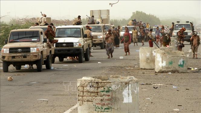 Các lực lượng ủng hộ Chính phủ Yemen làm nhiệm vụ tại khu vực al-Durayhimi, Hodeidah. Ảnh: AFP/TTXVN 