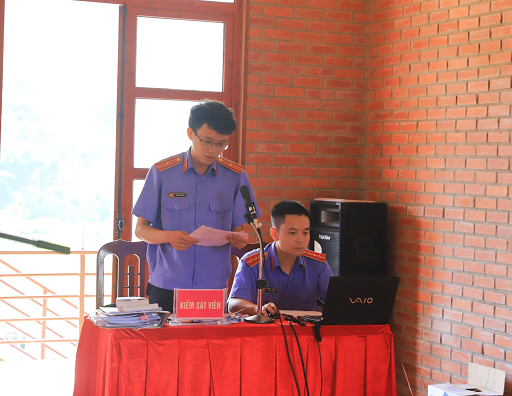Kiểm sát viên Viện KSND huyện Bình Liêu thực hành quyền công tố tại phiên tòa xét xử lưu động vụ án hình sự tội hủy hoại rừng, ngày 24/6/2020. Ảnh: Minh Tân (Viện KSND huyện Bình Liêu)