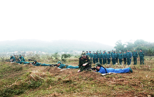 Ban Chỉ huy quân sự huyện Cô Tô tổ chức huấn luyện bắn súng tiểu liên AK cho dân quân các xã, thj trấn trên địa bàn.