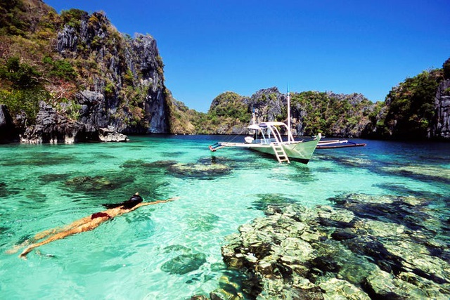 Khám phá đảo bằng kyak hoặc cano cũng là một lựa chọn được nhiều khách du lịch yêu thích.