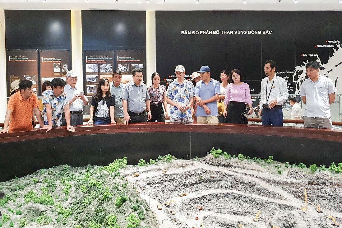 Đoàn đại biểu đi thực tế tại Bảo tàng Quảng Ninh.