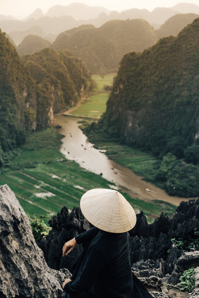 Trong chuyến đi dài ngày đến Việt Nam, Stephen Nash có cơ hội ngắm nhìn phong cảnh rừng nhiệt đới ở khắp nơi trên dải đất hình chữ S. Anh thực hiện bài viết 