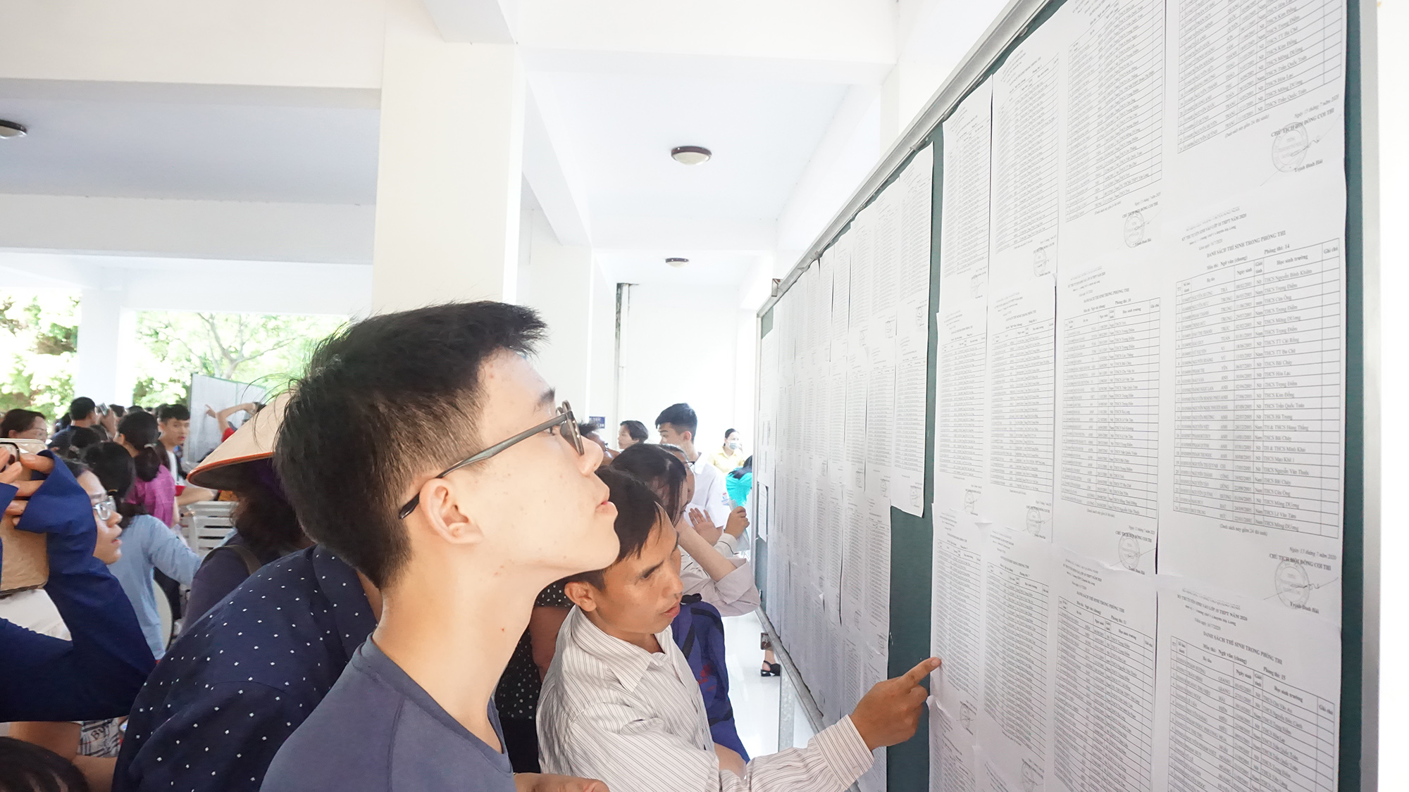 Chiều ngày 15/7, toàn bộ 904 thí sinh đã tới xem sơ đồ và nhận phòng thi tại trường THPT Chuyên Hạ Long.