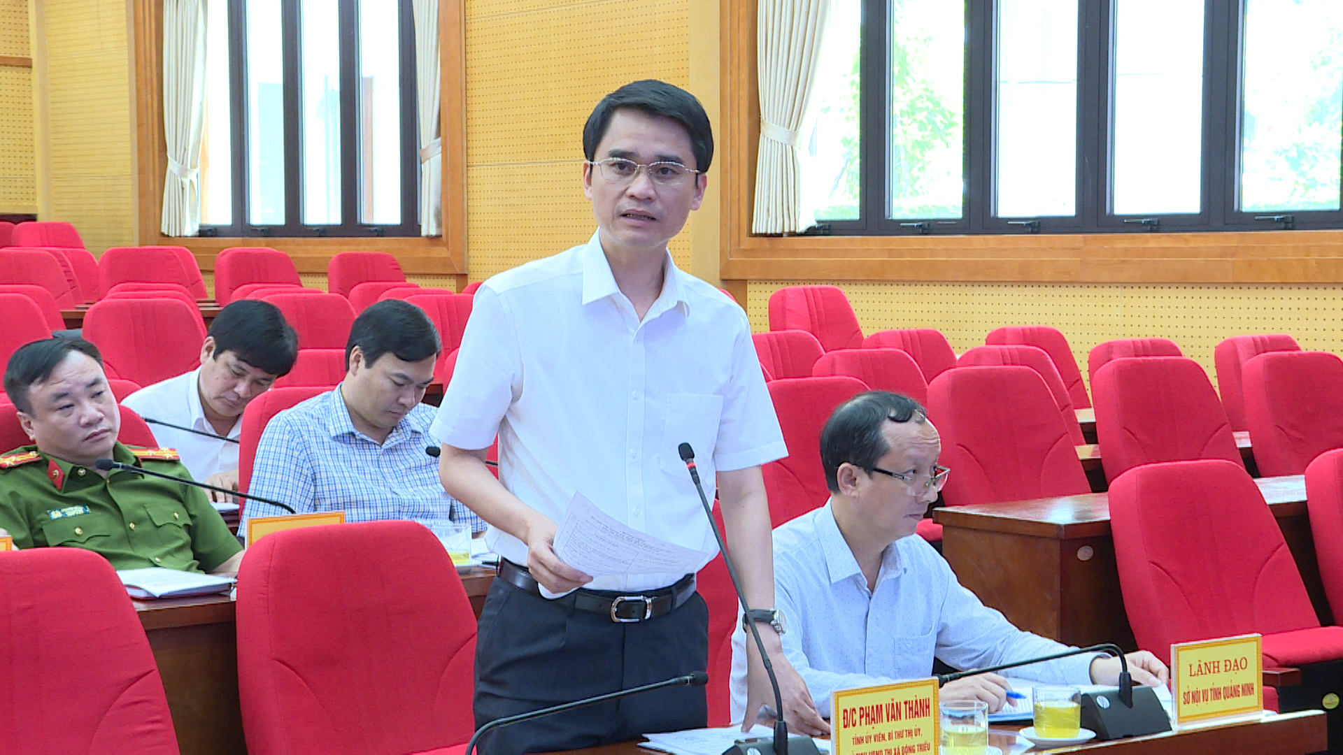 Đồng chí Phạm Văn Thành, Bí thư Thị ủy, Chủ tịch UBND Thị xã Đông Triều tham gia ý kiến tại hội nghị