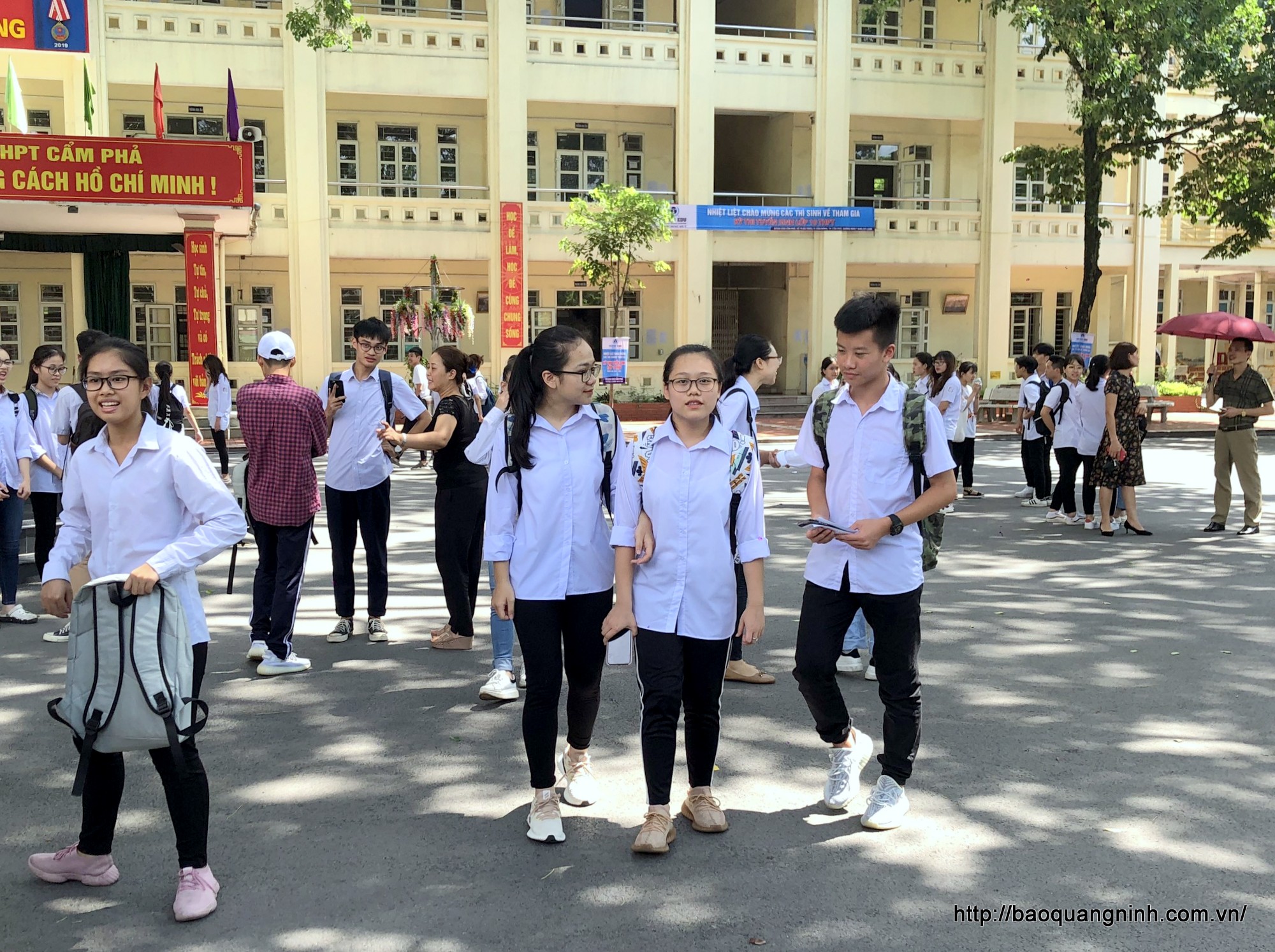Các thí sinh tại điểm thi Trường THPT Cẩm Phả vui vẻ rời khỏi phòng thi sau khi kết thúc giờ thi môn Ngữ Văn.