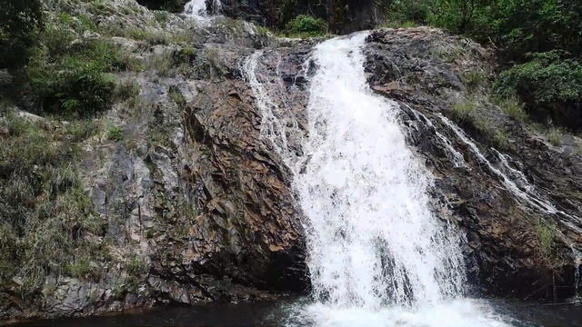 Nước của thác Ea Tral luôn có cảm giác mát, lạnh đặc trưng nên người dân bản địa hay gọi là thác suối lạnh