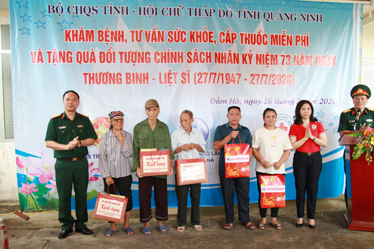 Lãnh đạo Bộ CHQS tỉnh, Hội Chữ thập đỏ tỉnh tặng quà các hộ gia đình chính sách tiêu biểu.