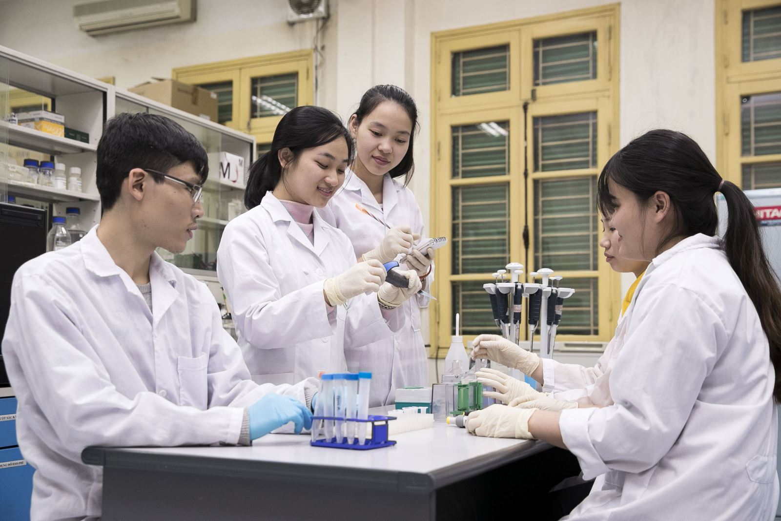 Sinh viên, nghiên cứu sinh thực hành ở phòng thí nghiệm Trường ĐH Quốc gia Hà Nội. Ảnh (tư liệu): VNU