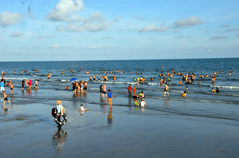 Bãi biển Trà Cổ luôn hút khách du lịch mỗi khi hè về.