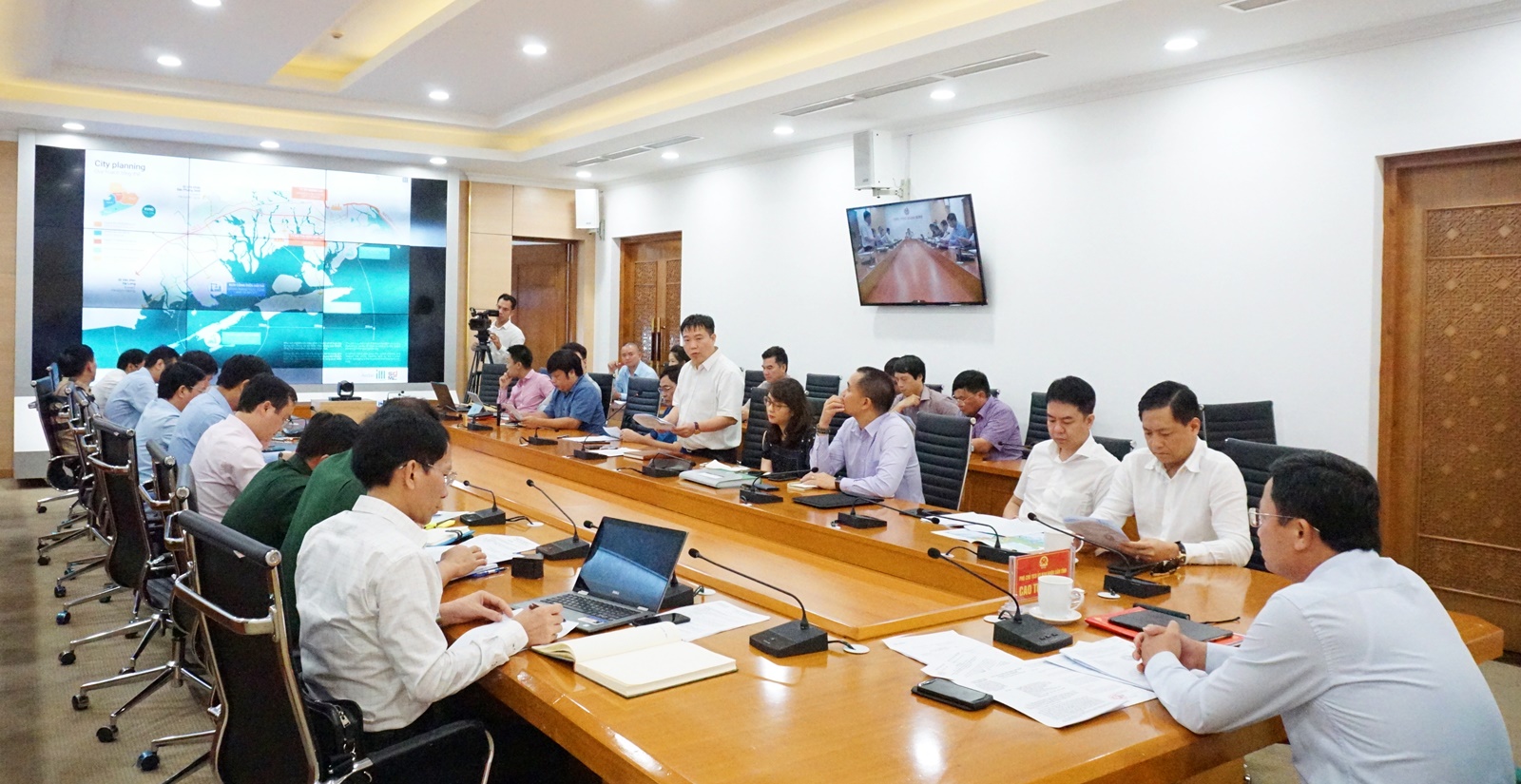 Các đại biểu nghe trình bày quy hoạch các dự án đầu tư trên địa bàn huyện Hải Hà.