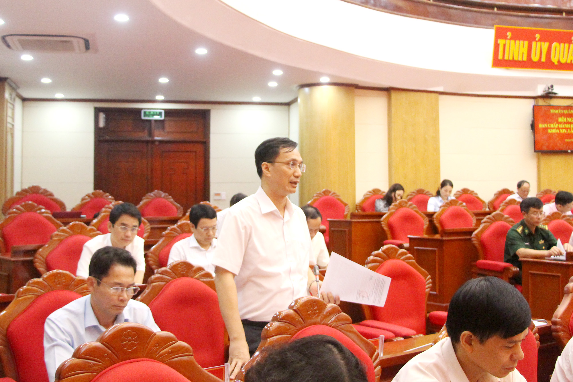 Các ủy viên Ban Chấp hành Đảng bộ tỉnh đóng góp ý kiến tại hội nghị.