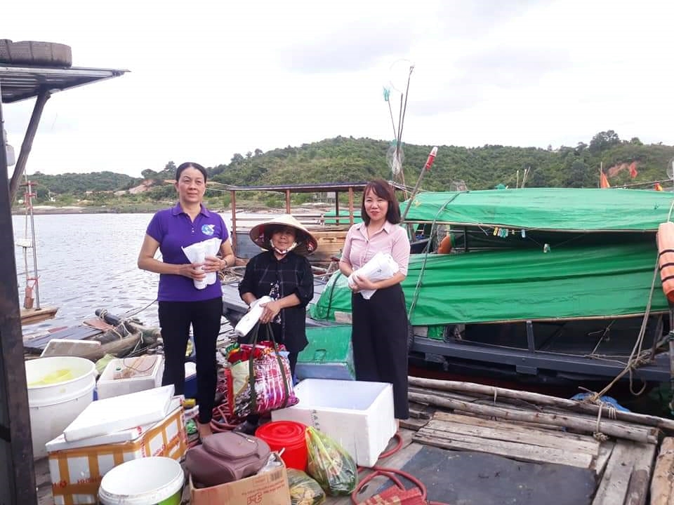 Hội LHPN TP Hạ Long tuyên truyền cho các ngư dân trên địa bàn phường Hà Phong việc sử dụng túi nilon sử dụng 1 lần bằng túi nilon dễ phân hủy