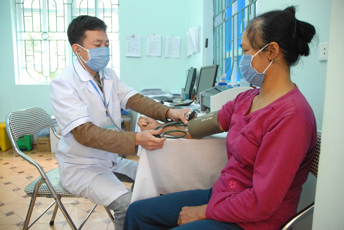 Người dân xã Đầm Hà (huyện Đầm Hà) kiểm tra sức khỏe định kỳ tại trạm y tế xã.