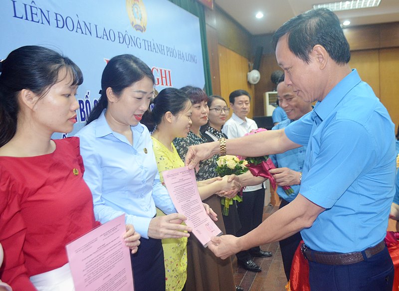 Ông Phạm Ngọc Hưng, Chủ tịch LĐLĐ TP Hạ Long, trao quyết định công nhận thành lập CĐCS trong Tháng Công nhân năm 2020.
