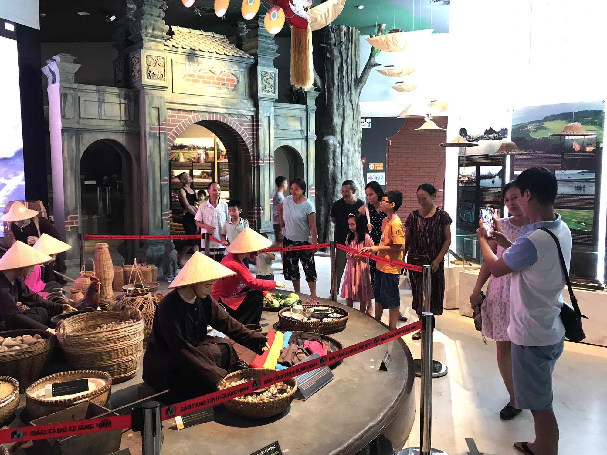 Du khách đến tham quan Bảo tàng Quảng Ninh. Ảnh chụp ngày 15/7/2020.