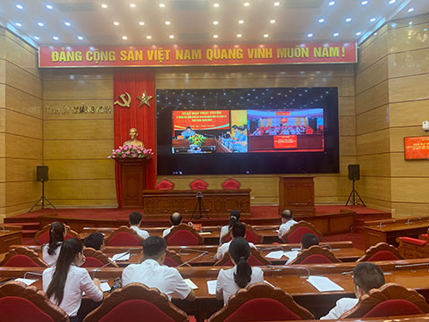 Quang cảnh cuộc họp tại đầu cầu Quảng Ninh. 