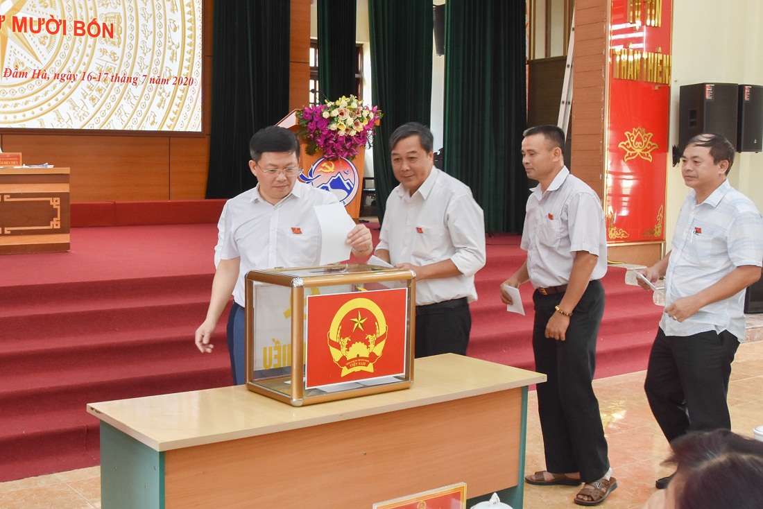 Đại biểu HĐND huyện Đầm Hà bỏ phiếu bầu cử chức danh Ủy viên UBND huyện nhiệm kỳ 2016-2021. 