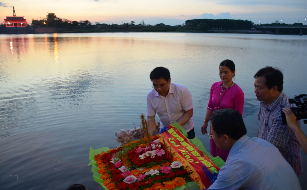 Đoàn công tác cũng đã dâng hương, báo công với Bác Hồ tại Nhà tưởng niệm ở Bến thả hoa bờ Nam sông Thạch Hãn, ở thị xã Quảng Trị, tỉnh Quảng Trị 