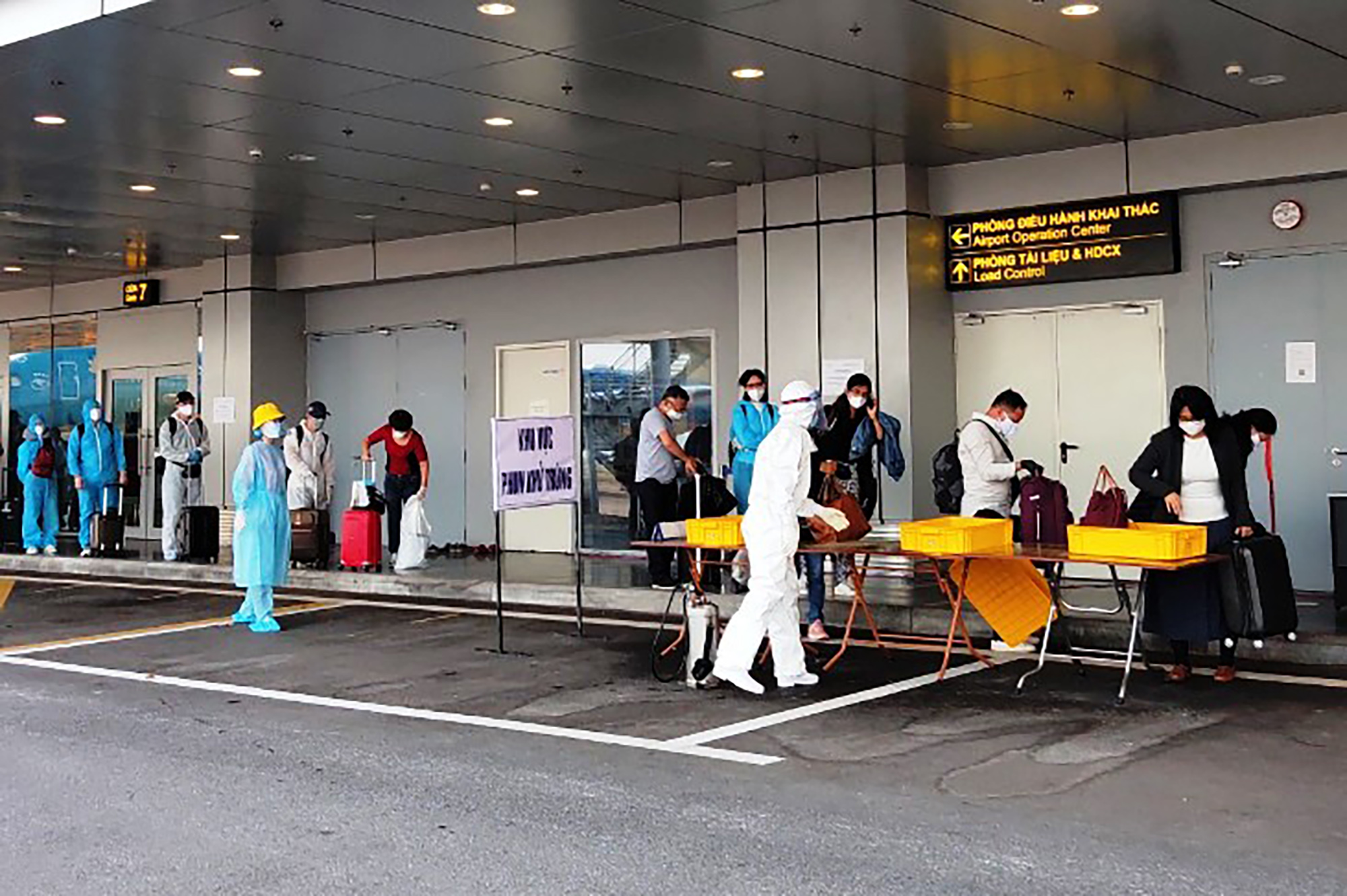  Hành khách làm thủ tục kiểm tra y tế và khai báo hàng không tại Sân bay quốc tế Vân Đồn. Ảnh: Đỗ Phương