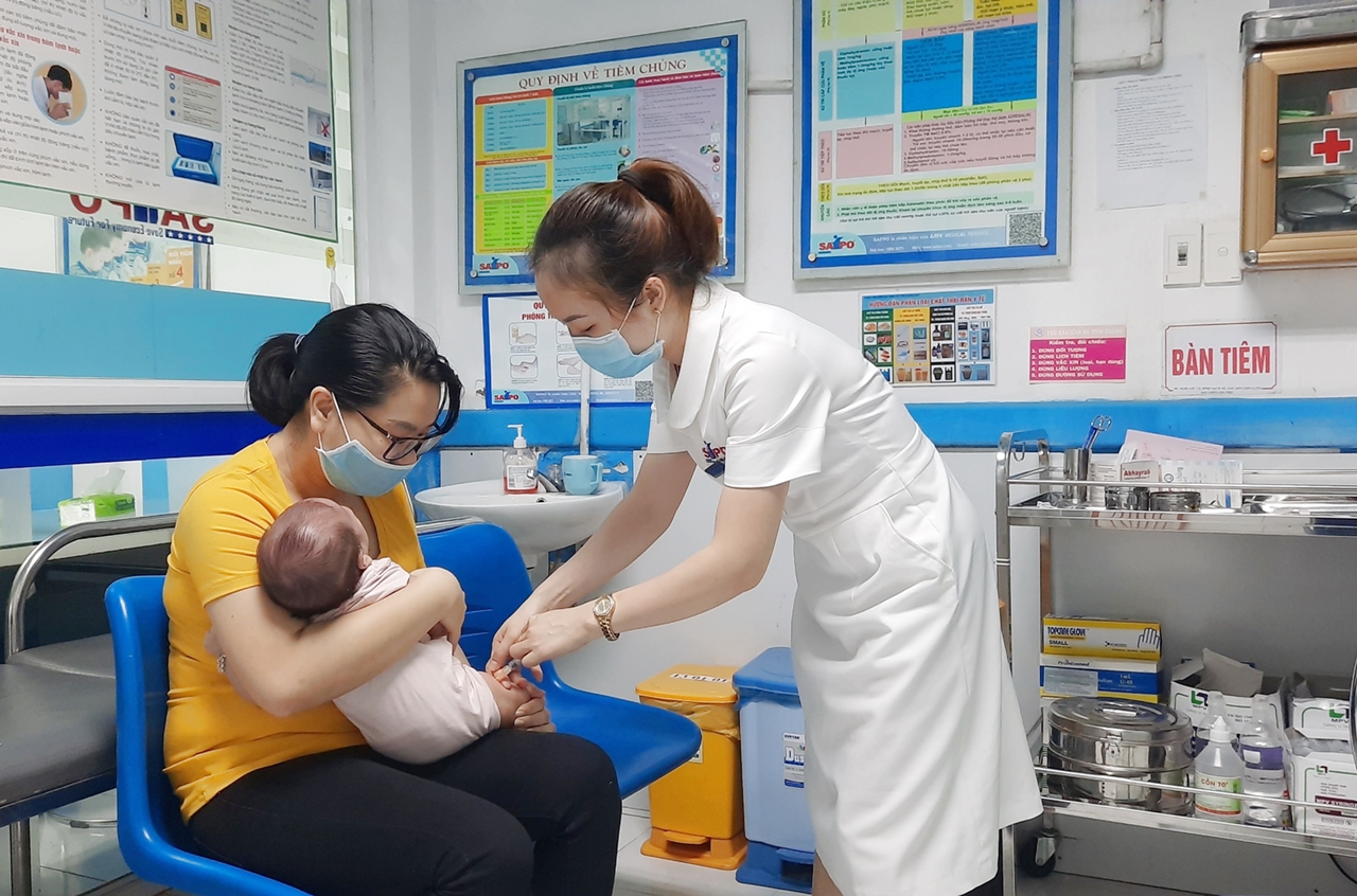  Tiêm phòng vắc xin bạch hầu là biện pháp phòng bệnh an toàn và hữu hiệu nhất. (Trong ảnh: Tiêm phòng cho trẻ em tại Phòng tiêm Safpo, CDC Quảng Ninh)