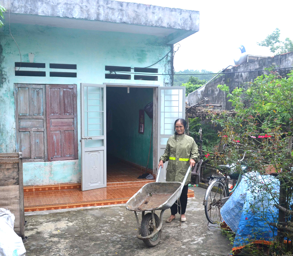 Từ đôi bò được hỗ trợ ban đầu, bà Phạm Thị Oanh, thôn Trường Xuân, xã Đồng Tiến đã phát triển tốt, có tiền sửa sang lại ngôi nhà của mình và thoát nghèo.