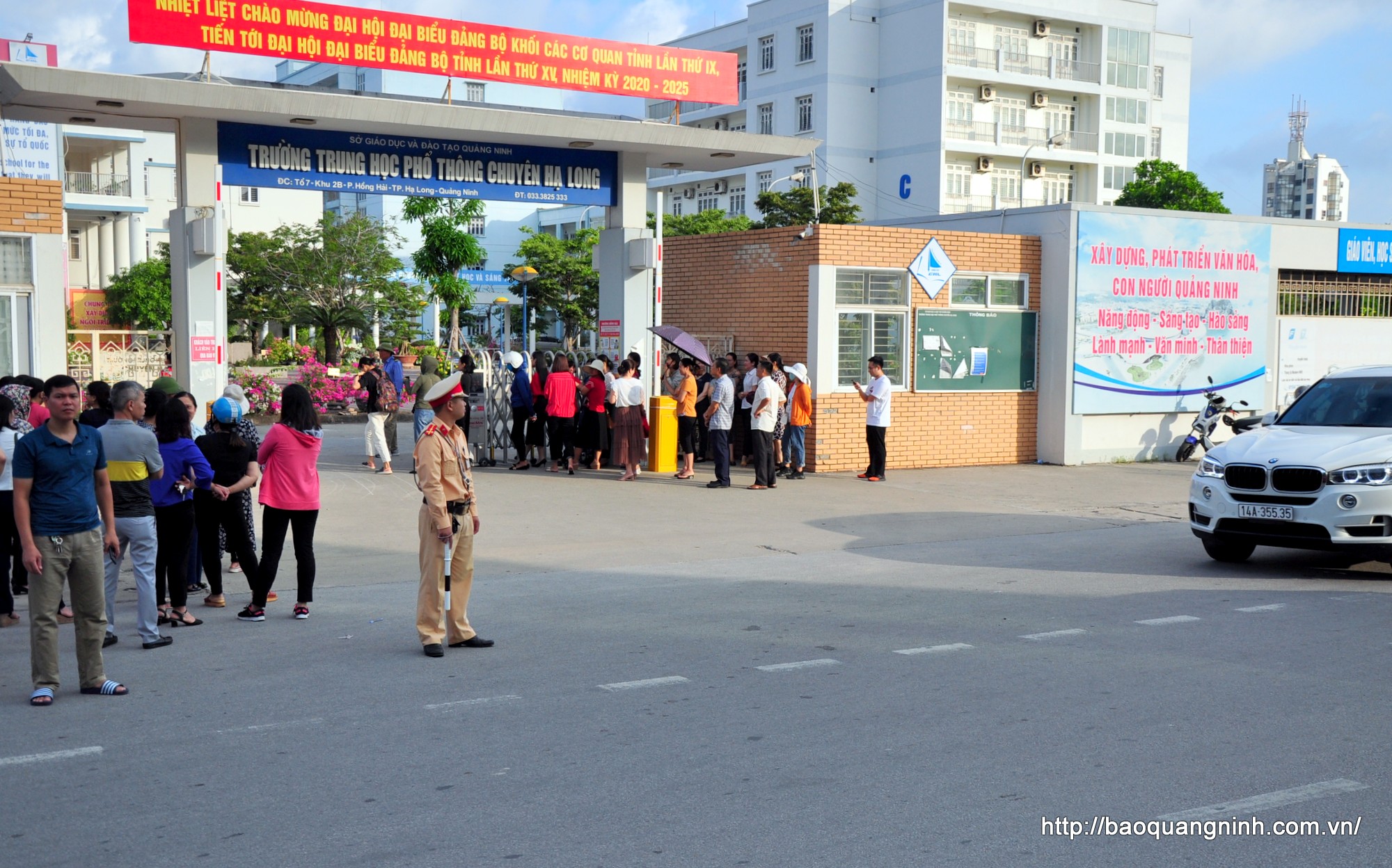 Các lực lượng chức năng phối hợp đảm bảo an ninh trật tự, an toàn giao thông tại khu vực Sun World Ha Long Complex - một trong những địa điểm du lịch trọng điểm, thu hút đông khách du lịch trên địa bàn phường Bãi Cháy.