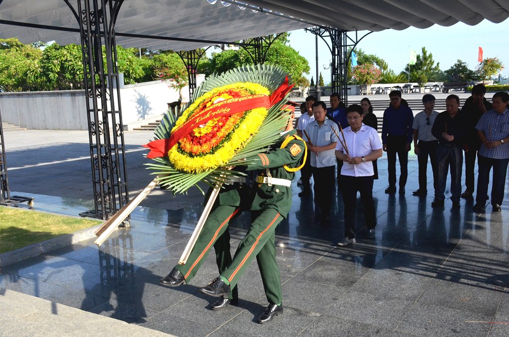 Đoàn đặt vòng hoa tưởng niệm các anh hùng liệt sĩ tại Nghĩa trang liệt sĩ quốc gia Đường 9 (TP Đông Hà, tỉnh Quảng Trị).