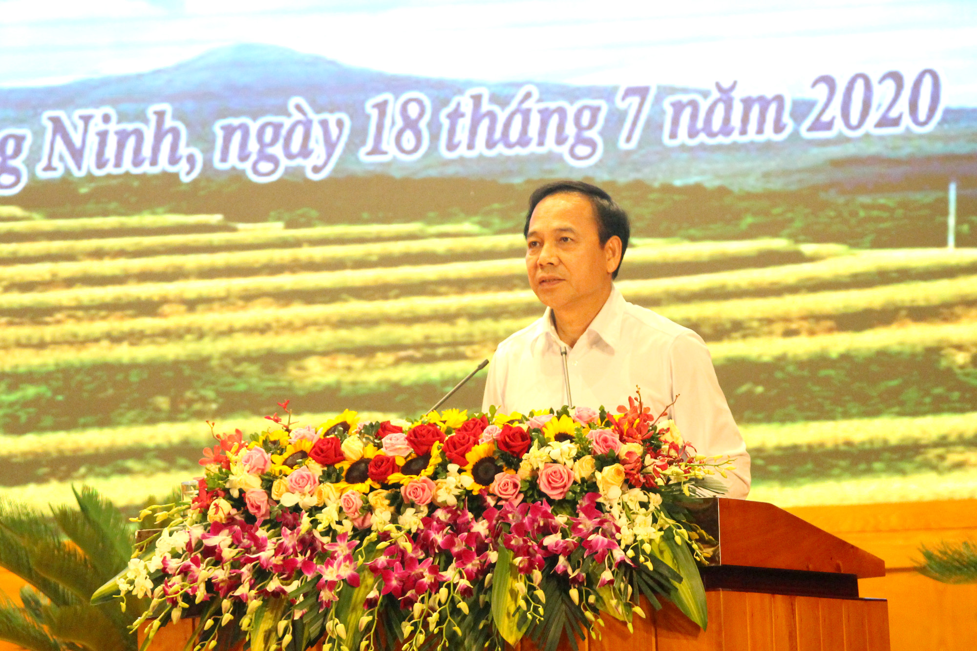 Đồng chí Đặng Huy Hậu, Phó Chủ tịch Thường trực UBND tỉnh, phát biểu chỉ đạo tại hội nghị.