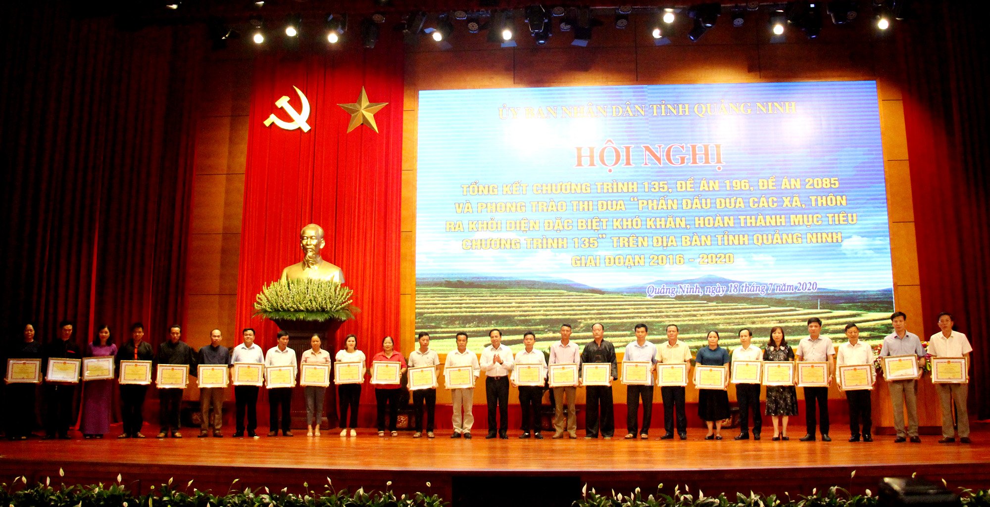 Đồng chí Đặng Huy Hậu, Phó Chủ tịch Thường trực UBND tỉnh, tặng Bằng khen cho các tập thể, cá nhân có thành tích xuất sắc..