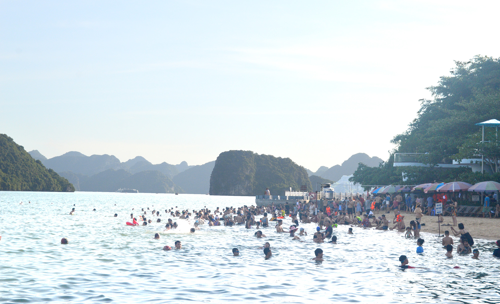 Rất đông du khách đến tắm biển ở bãi tắm Ti Tốp. 