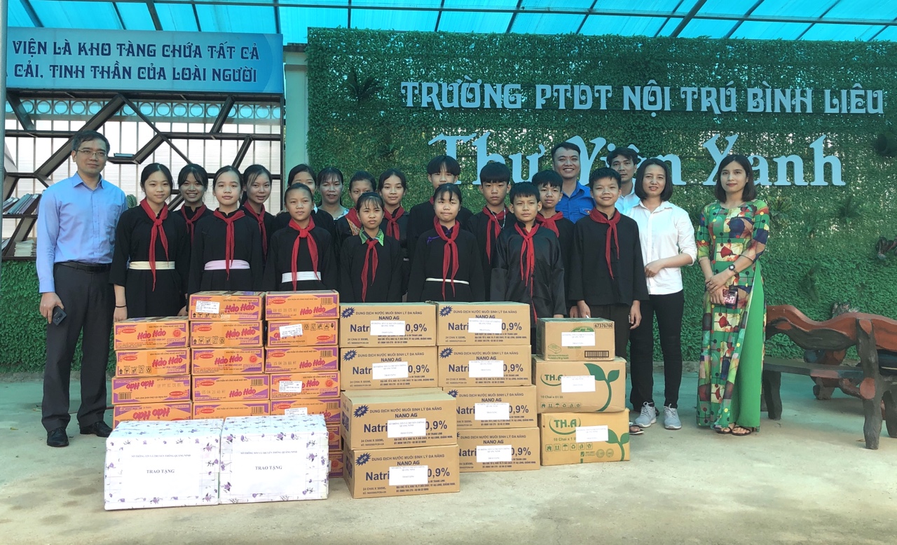 Sở TT&TT trao tặng vật tư y tế và nhu yếu phẩm cho Trường THPT Bình Liêu. (Ảnh: Thanh Trà - Sở TT&TT)