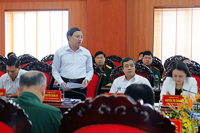 Đồng chí Nguyễn Xuân Ký, Bí thư Tỉnh ủy, Chủ tịch HĐND tỉnh, Bí thư Đảng ủy Quân sự tỉnh Quảng Ninh, phát biểu tham luận tại hội nghị. 
