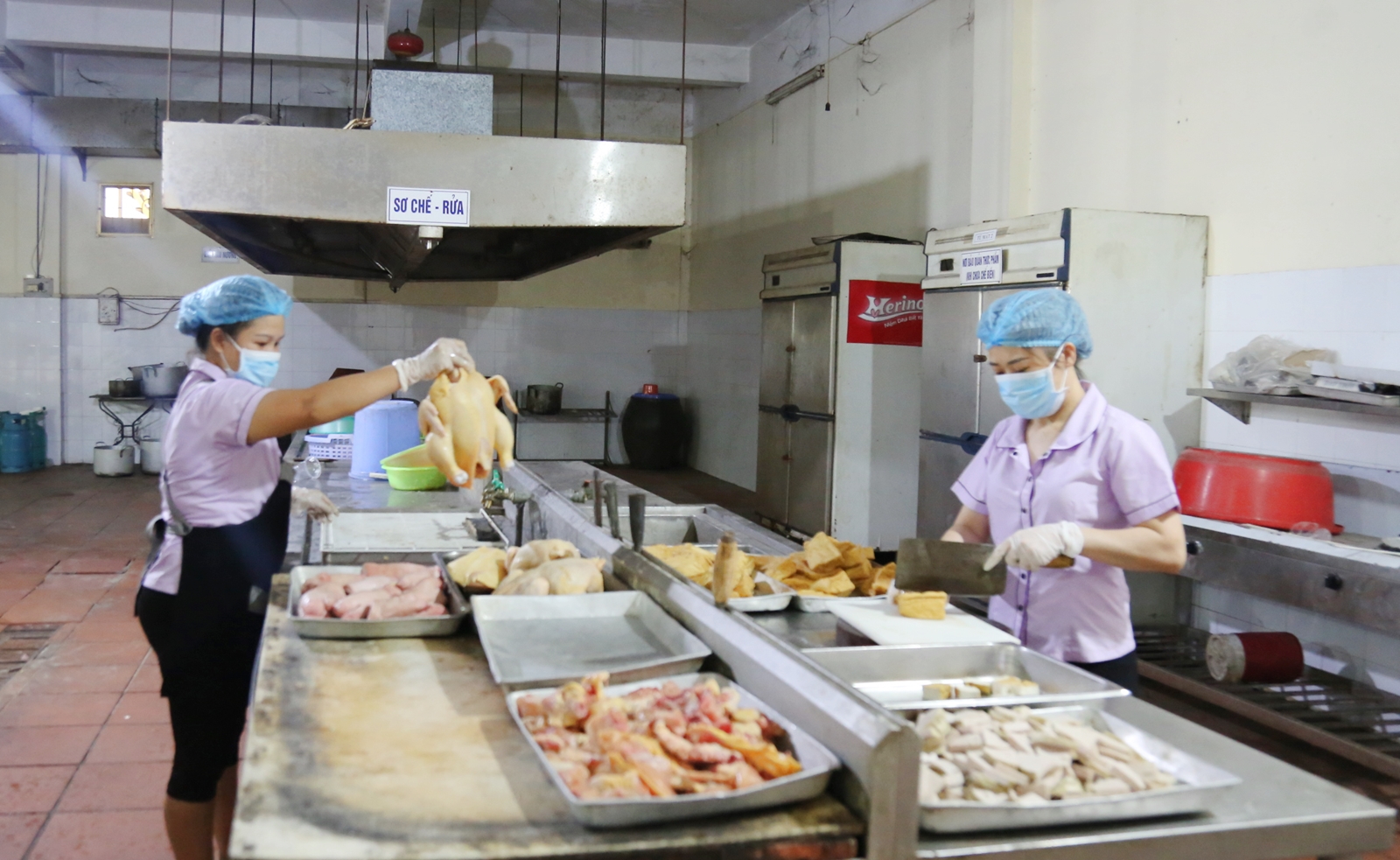  Khu vực sơ chế thực phẩm sống tại bếp ăn Bệnh viện Đa khoa tỉnh.