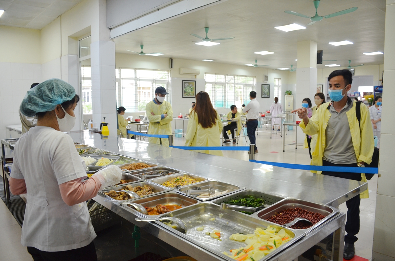 Công tác đảm bảo ATTP tại các bếp ăn Bệnh viện luôn được Ngành Y tế quan tâm. Trong ảnh: 
