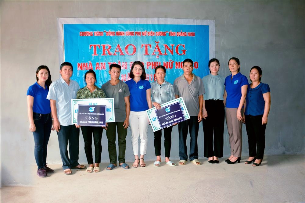 Hội LHPN TP Hạ Long trao hỗ trợ xây dựng nhà an toàn cho phụ nữ nghèo tại xã Lục Hồn (huyện Bình Liêu)